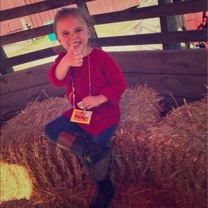 Girls red sweater size 4 - comfort & style! ❣️